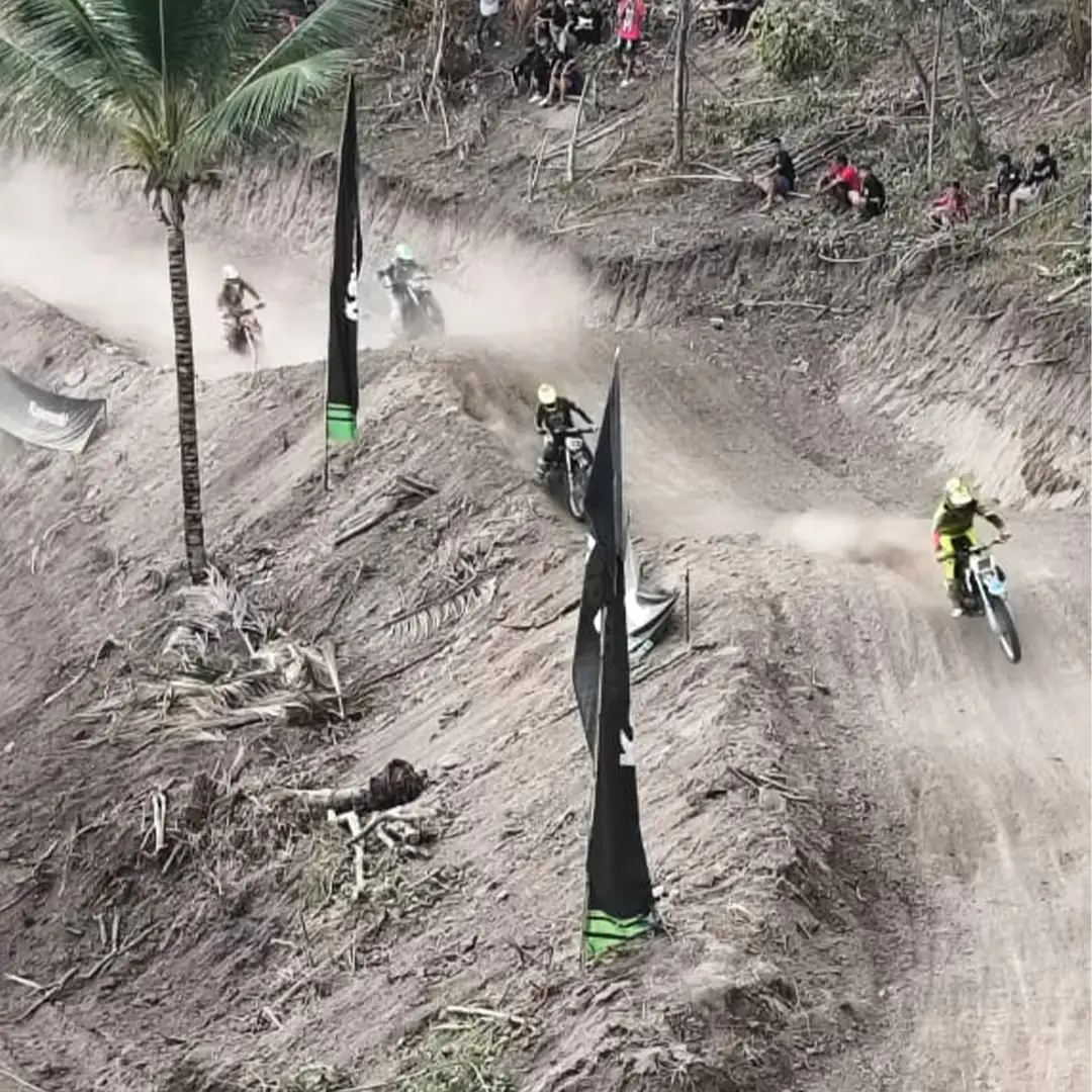 Aksi Adrenalin Aman dan Terkendali, Polres Minahasa Kawal Lomba Motocross dan Grasstrack 2025 di Tulap